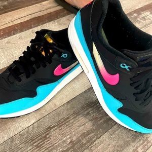 Nike Air Max 1
Jelly Swoosh Black Fuchsia Blue Fury
